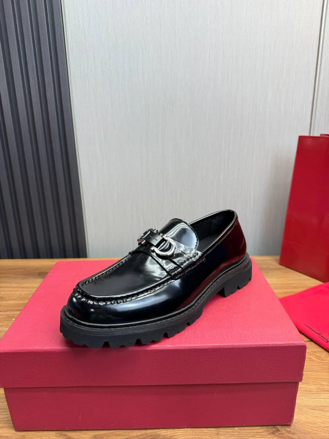 Men's shoes 💰880💰 Ferragamo. [Ferragamo] men's thick-soled loafers, the latest hot style, 1:1 original purchase quality, top quality, imported open-edge beaded cowhide leather on the upper, hand-made three-dimensional stitching highlights the round toe design, the inner foot pads are all imported cowhide, with original lightweight foam outsole, matching code 39-44, (38, 45 custom-made, non-refundable)